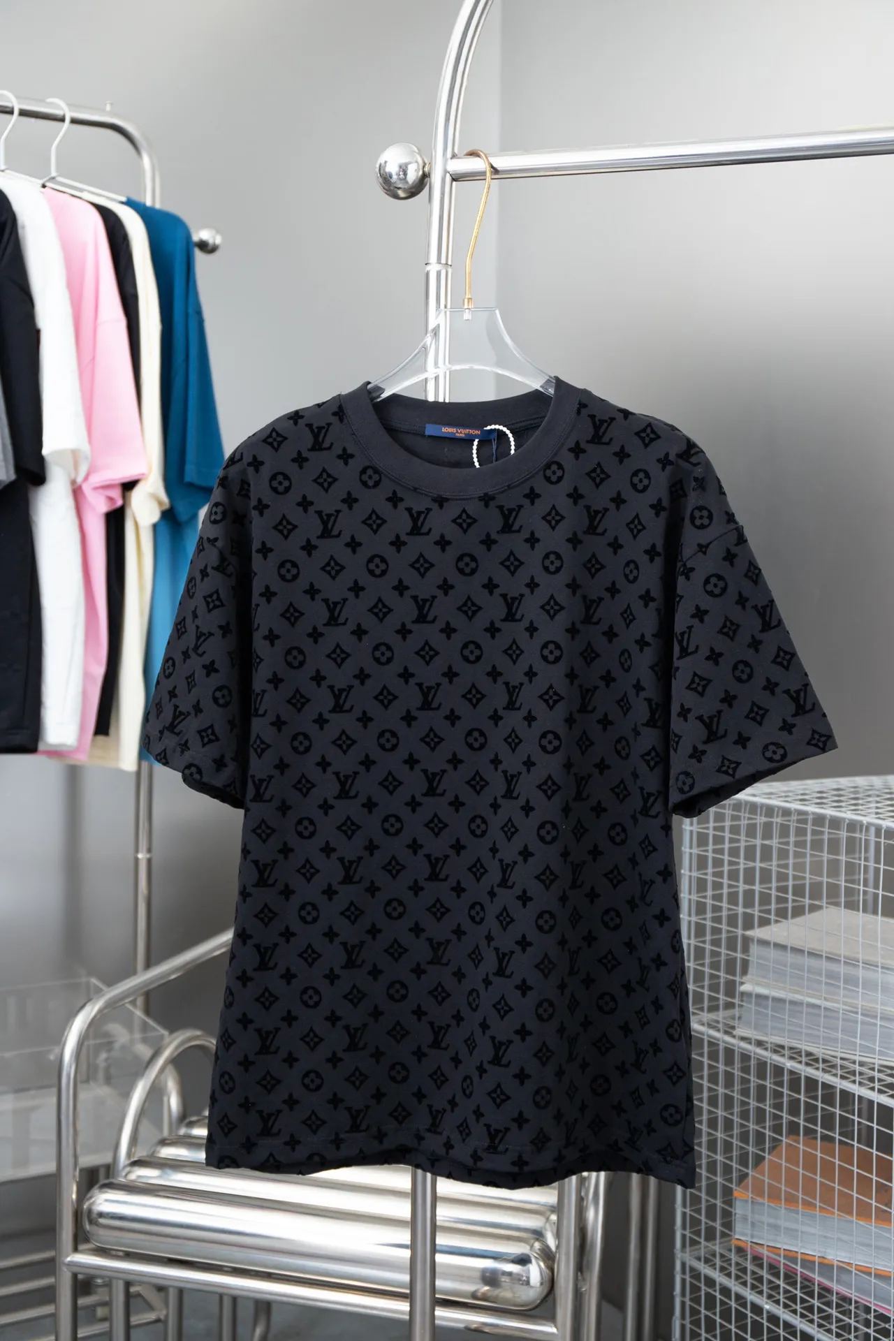 🅿️180 high quality LV Louis 25 spring and summer latest style full logo flocking short sleeves same style for men and women ready for sale Made of 80-count double-ply combed long-staple cotton, double-faucet large jacquard machine, very very three-dimensional jacquard structure 👌🏻97% long-staple cotton, mixed with 3% core-spun spandex, the production time is very long, a rare item 💯 It is the most beautiful scenery in this summer if you wear it inside or outside! S M L XL